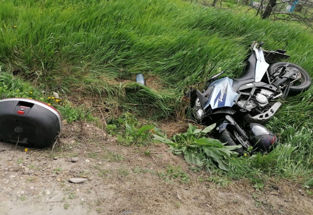Un motociclist a ieșit în decor! Deși rănit, a refuzat transportul la spital