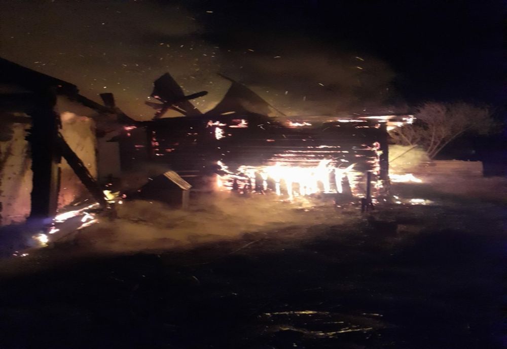 Casă mistuită de flăcări la Docani