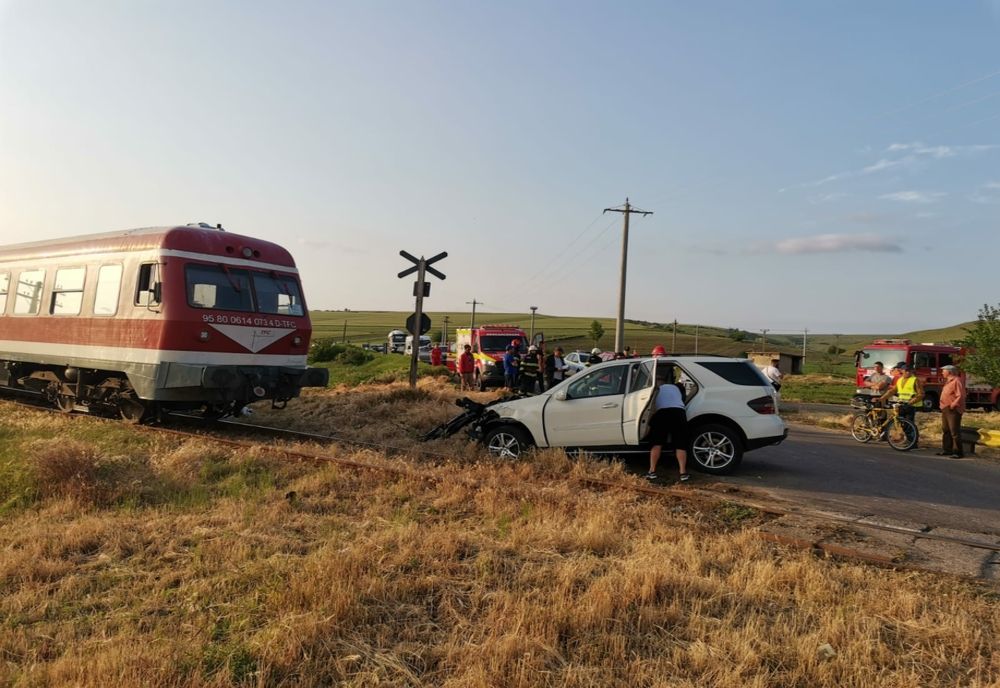 Autoturism lovit de un tren care circula pe ruta Bârlad - Galați