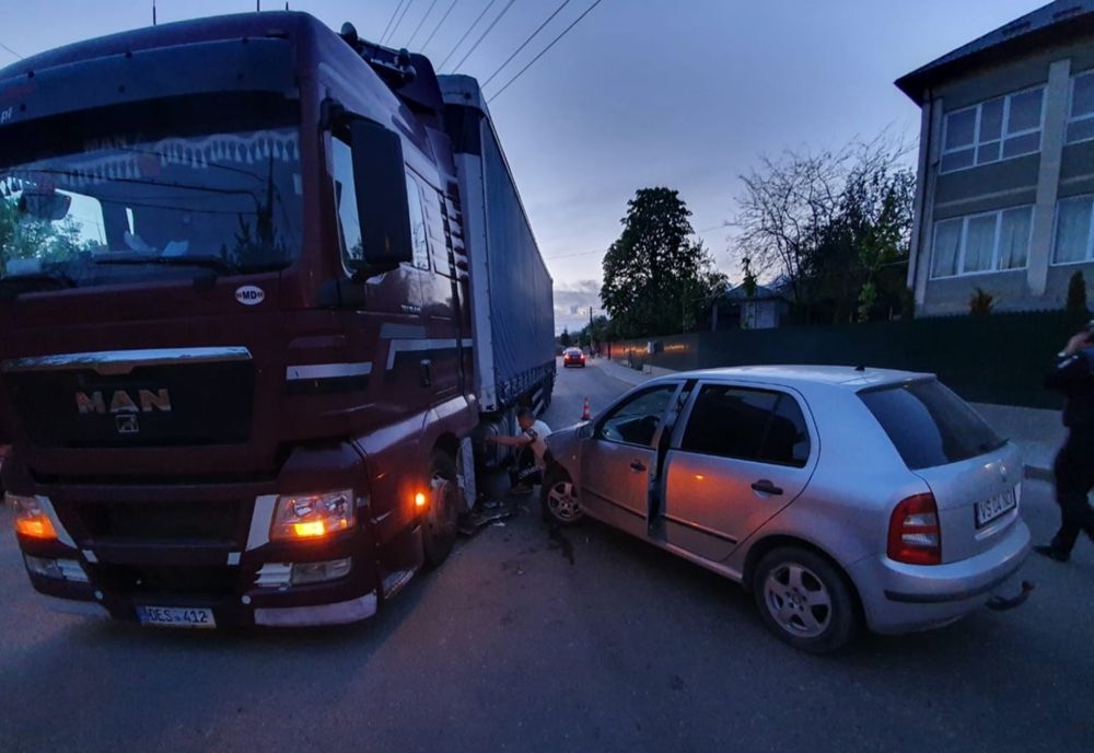 Accident rutier în Huși: tamponare între un TIR și un autoturism