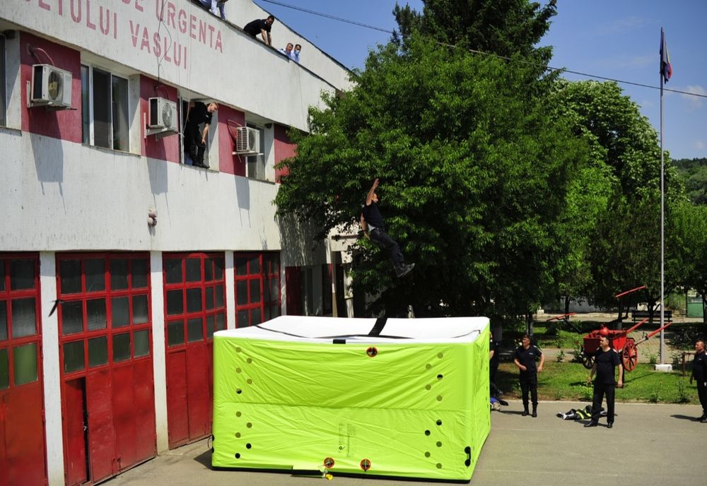 Pompierii vasluieni au în dotare pernă de salvare, care suportă sărituri de la 25 de metri