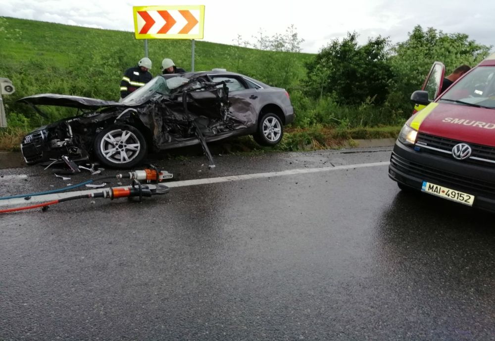 Mașină ieșită în decor la Oltenești: la fața locului a fost solicitat un echipaj SMURD