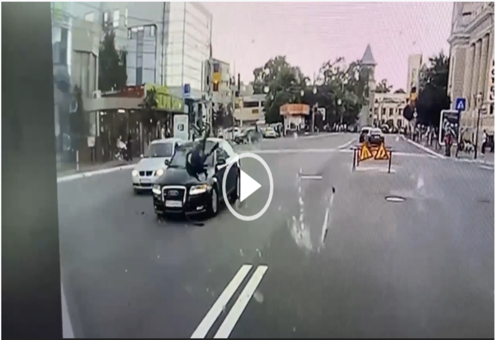 VIDEO. Momentul în care un biciclist e lovit în plin de un autoturism, în centrul Bârladului
