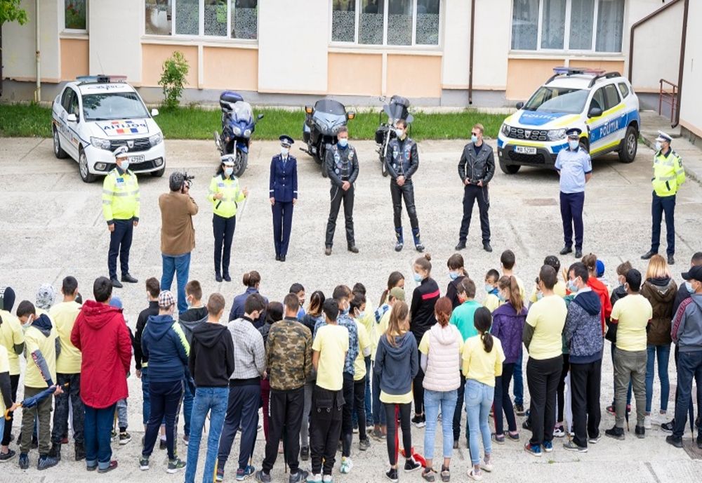 Cadouri și sfaturi copiilor de la Centrul Şcolar pentru Educaţie Incluzivă Negrești, din partea polițiștilor