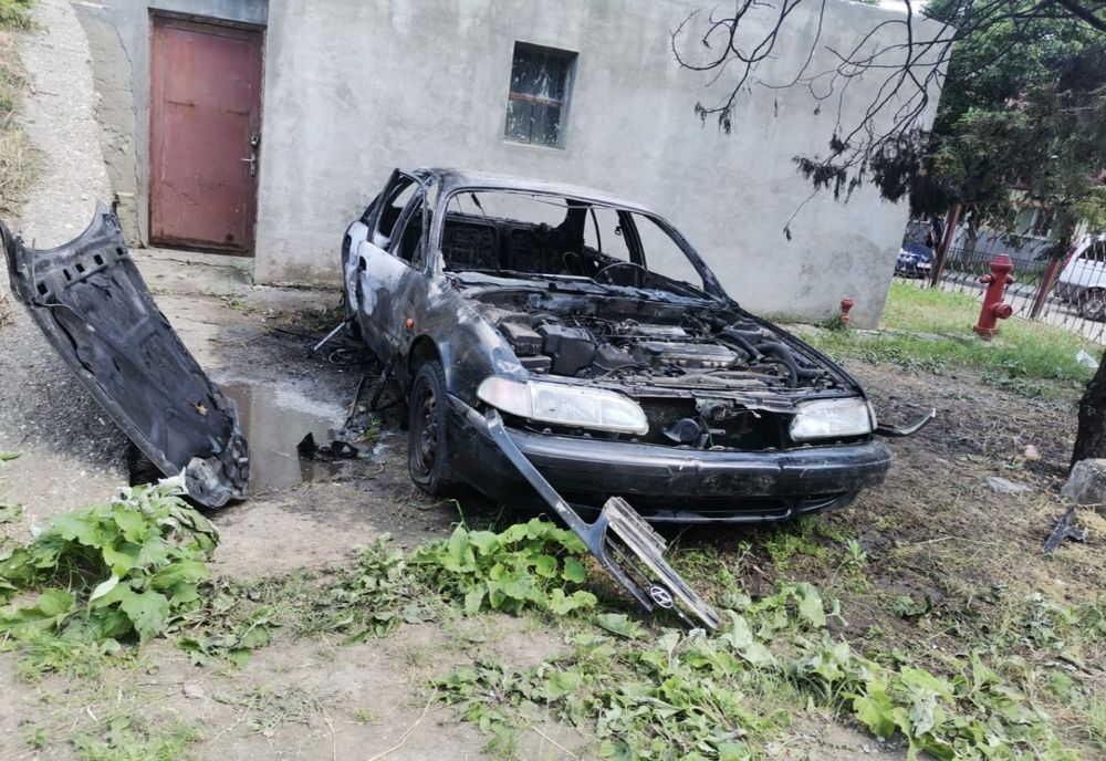 Autoturism cuprins de flăcări în centrul orașului Bârlad