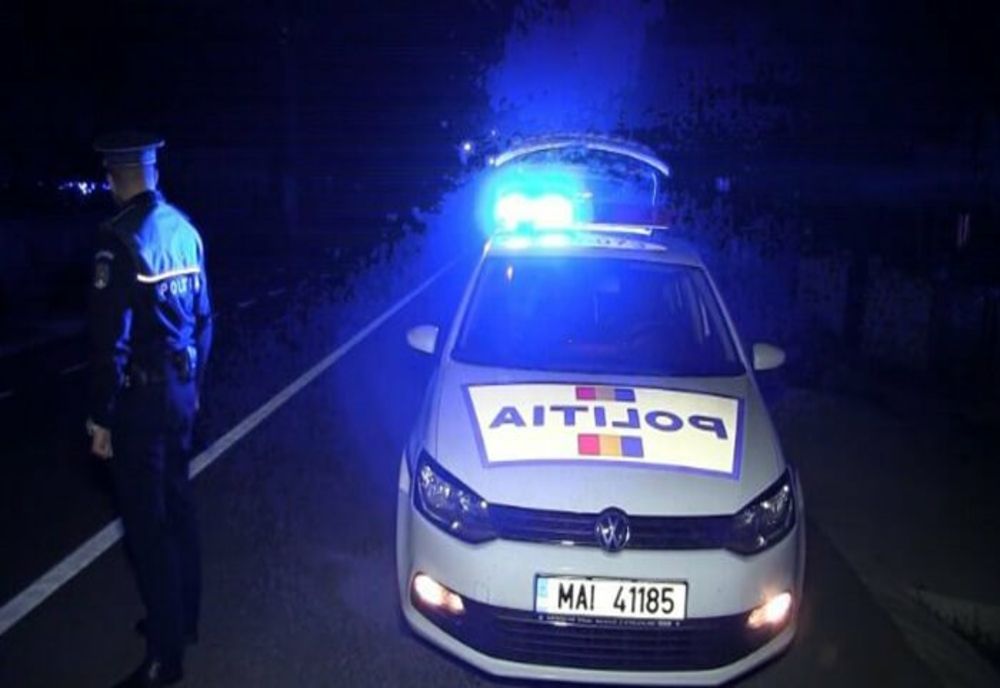 HUȘI: Polițiști luați pe capota mașinii de un șofer beat! 