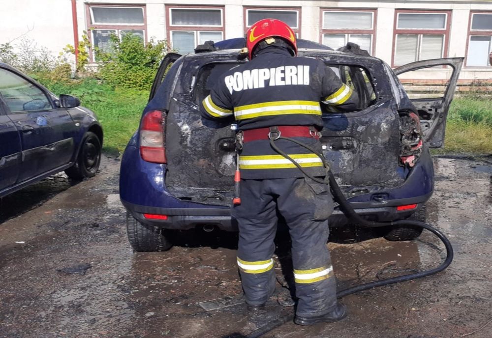Autoturism distrus de un incendiu în Vaslui