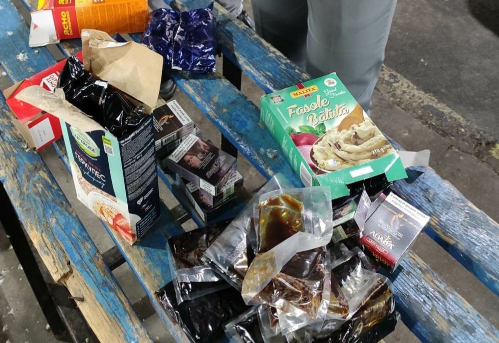 Nouă kilograme de tutun ascunse în cutii pentru alimente
