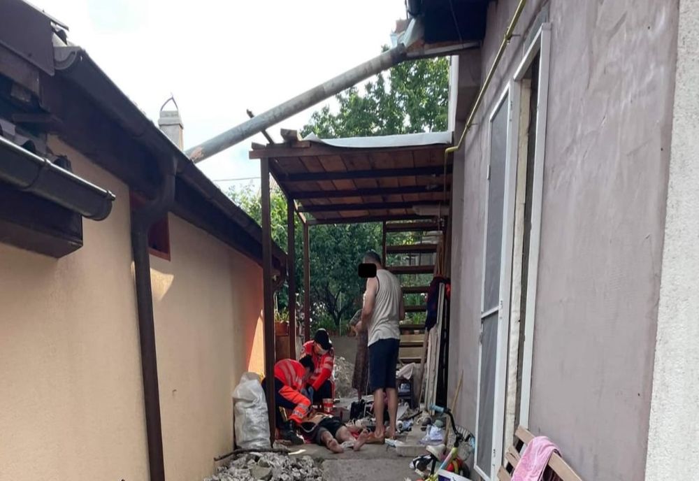 Un bărbat din Bârlad s-a electrocutat pe acoperișul casei. El a fost resuscitat de medici