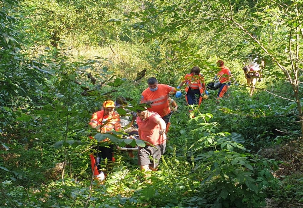 A căzut de la 2 metri! Unde era urcată adolescenta 