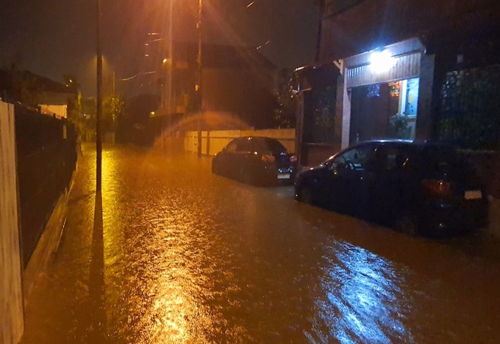 Locuințe și străzi inundate după ruperea de nori de deasupra Barladului