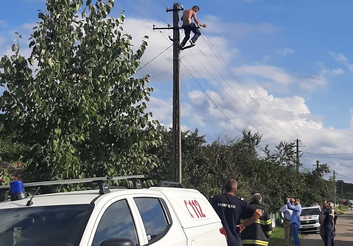 ULTIMA ORĂ! S-a tăiat pe brațe și pe piept, s-a urcat pe un stâlp și amenință că se aruncă în gol