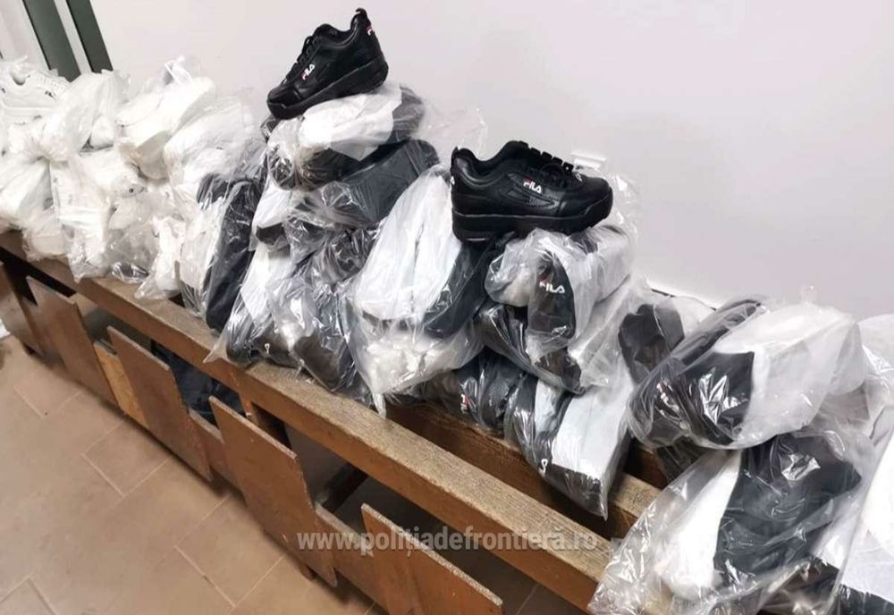 Țigări, haine și alte bunuri confiscate de polițiștii vasluieni. Din ce motiv au făcut asta