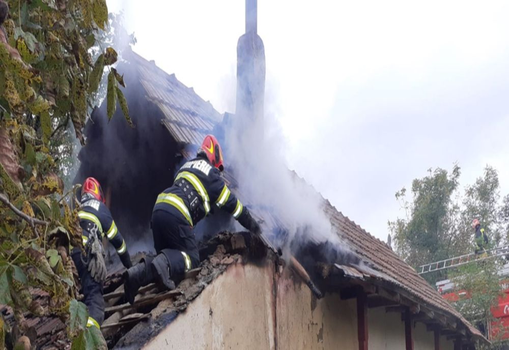 Incendiu la Oșești: gospodărie în flăcări din cauza unui coș de fum defect