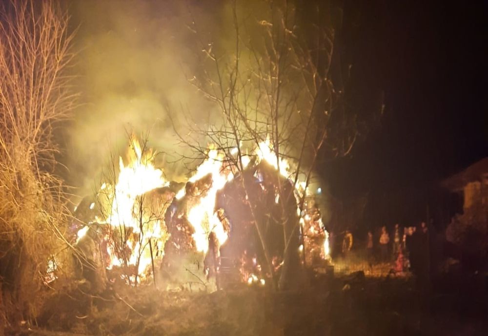Un bărbat în vârstă de 70 de ani, reținut după ce a incendiat cu intenție rezervele de fân ale unei vecine