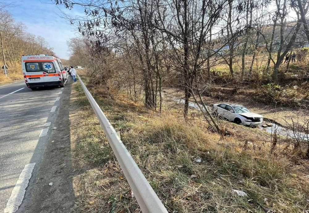 Un autoturism a ieșit în decor, între Zorleni și Popeni