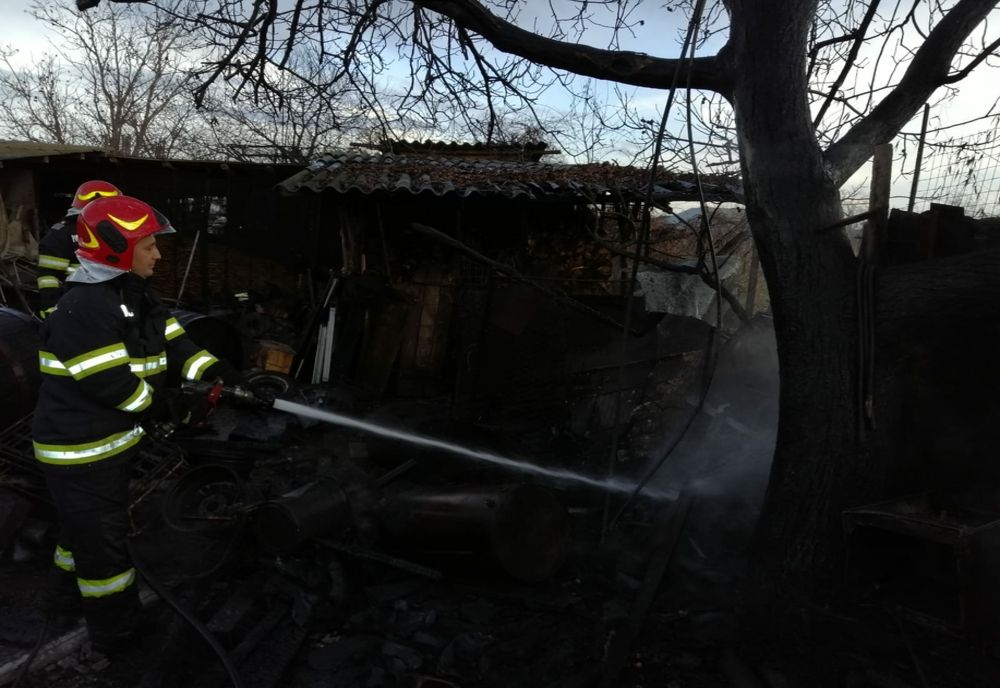 O gospodărie din Râșești, salvată de pompieri. De la ce a pornit incendiul