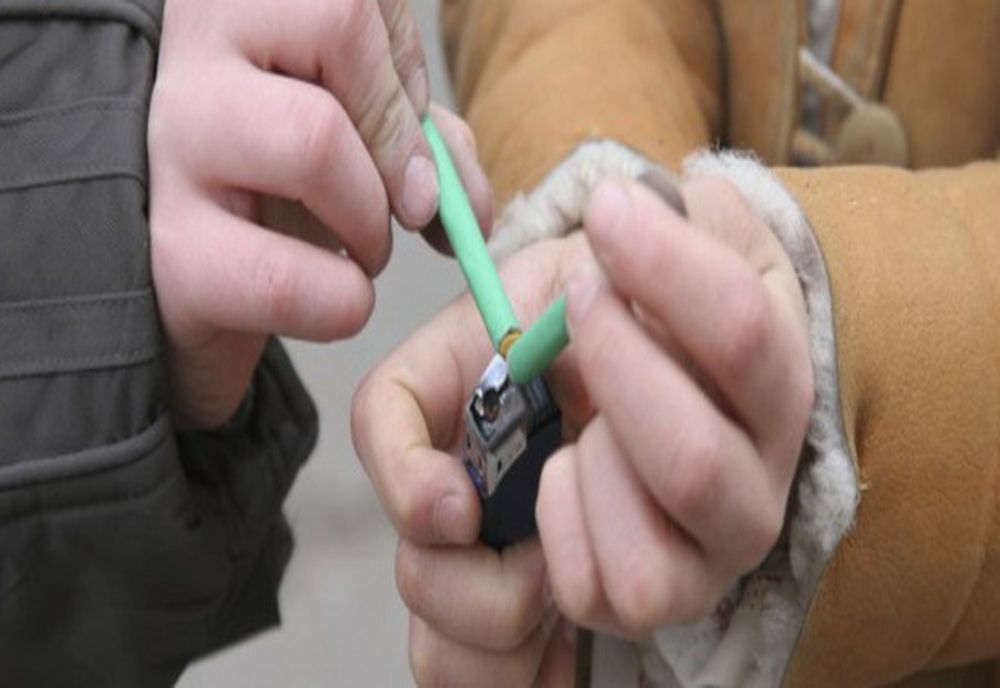 Trei tineri au aruncat cu petarde în zona Judecătoriei Bârlad, apoi au încercat să fugă. Ce au pățit aceștia