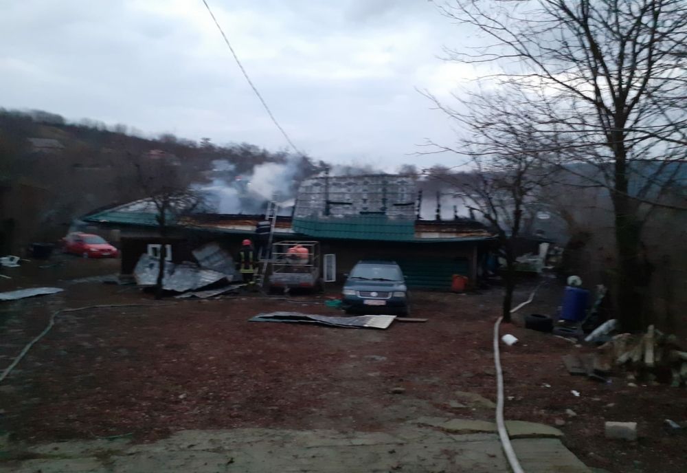 Pompierii s-au luptat cu flăcările trei ore la un incendiu izbucnit la o casă din Fâstâci