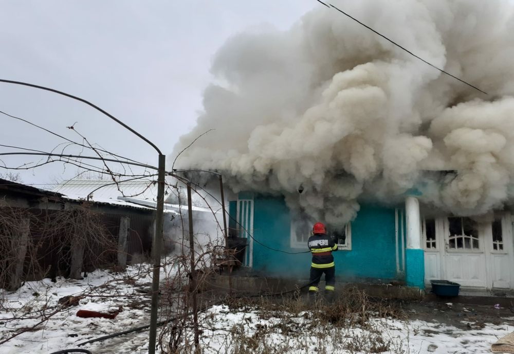 Necaz în prima zi a anului pentru o familie din Zorleni: un incendiu le-a distrus casa. VIDEO