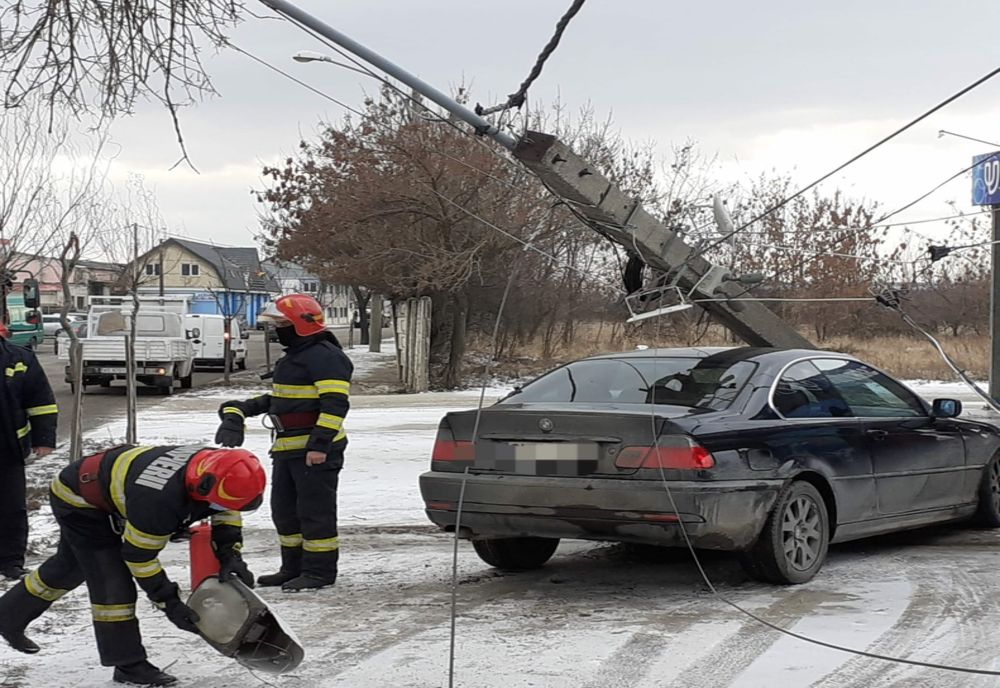 Accident în Bârlad! În urma impactului un stâlp electric s-a prăbușit pe una dintre mașini