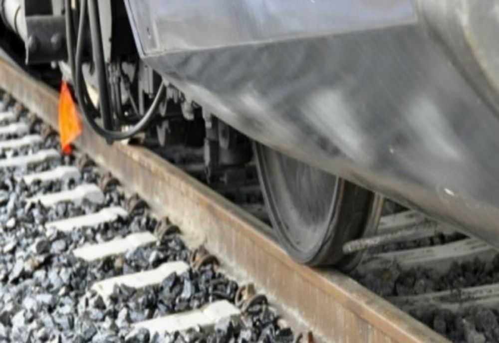 Mașină lovită de tren în județul Vaslui. O femeie a ajuns la spital