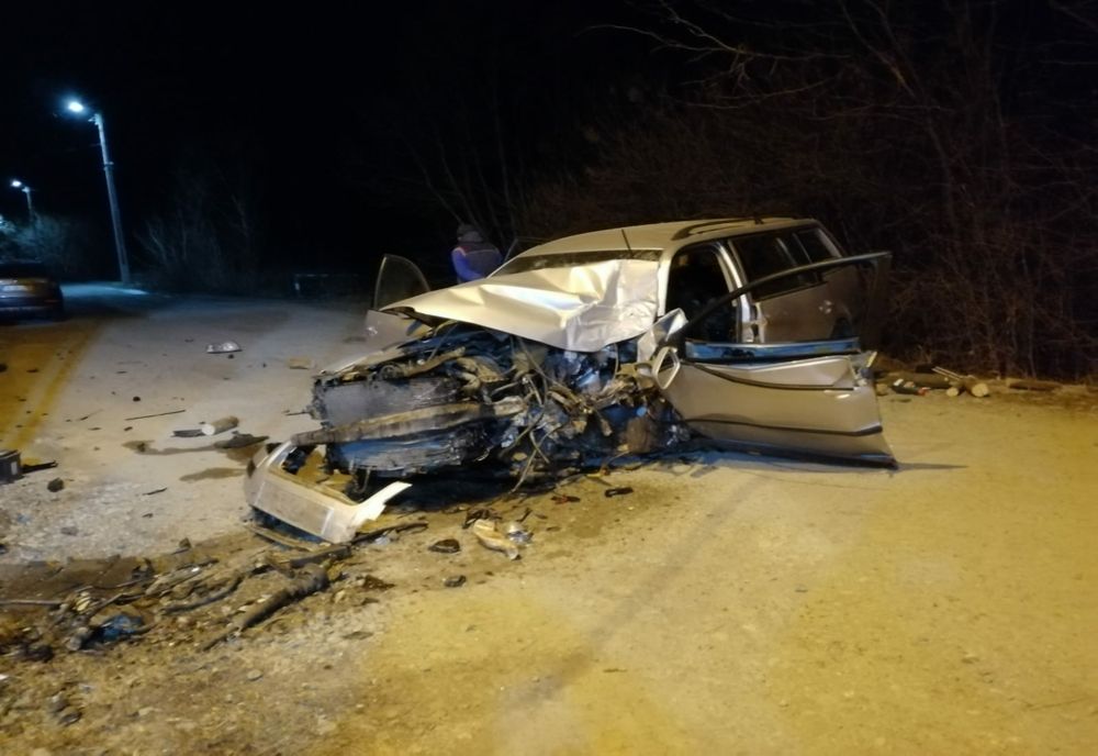 Vaslui. Un autoturism s-a izbit de un gard din beton 