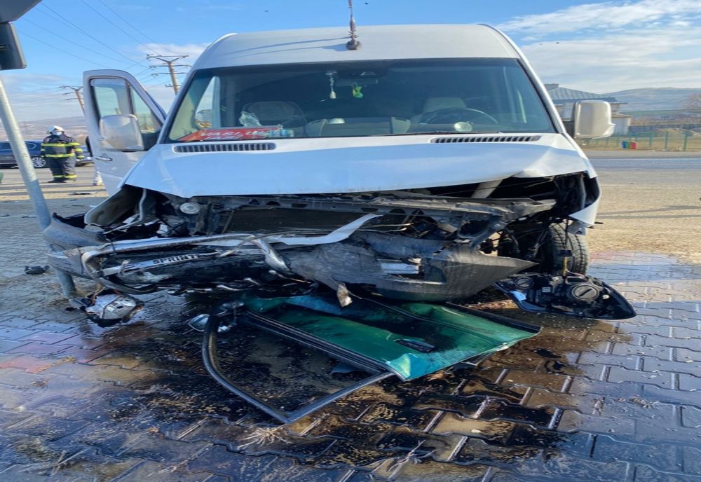 ACCIDENT pe un drum din Vaslui! A fost implicat un microbuz pentru transport persoane