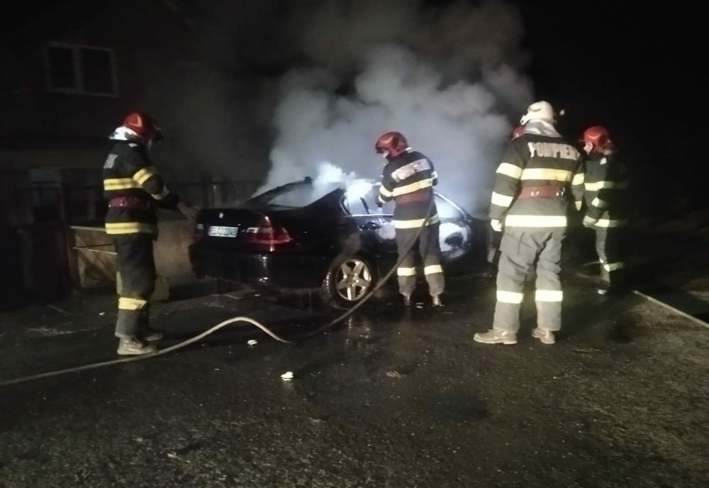 O mașină a ars ca o torță noaptea trecută în comuna Deleni