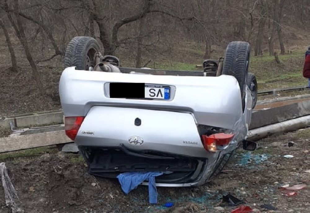 Accident spectaculos la ieșirea din Zorleni: o mașină s-a răsturnat din cauza vitezei. VIDEO