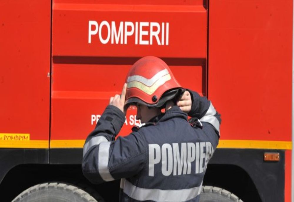 Un copil de doi ani, rămas blocat într-un autoturism din Bârlad. Pompierii au intervenit de îndată