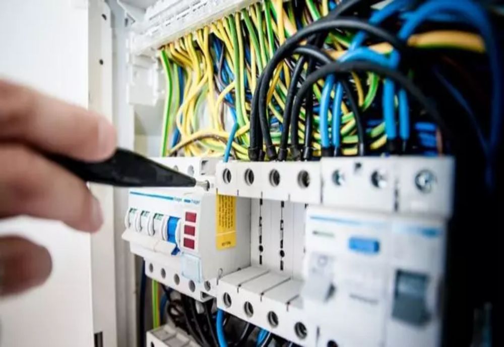 Companii furnizoare de energie, amendate cu 450.000 lei și obligate să recalculeze toate facturile ilegale, în prima săptămână de controale derulate de comisarii ANPC, în întreaga țară