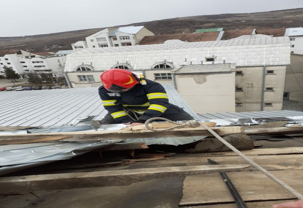 Acoperiș smuls de vânt la Huși. Pompierii au intervenit pentru a îndepărta pericolul