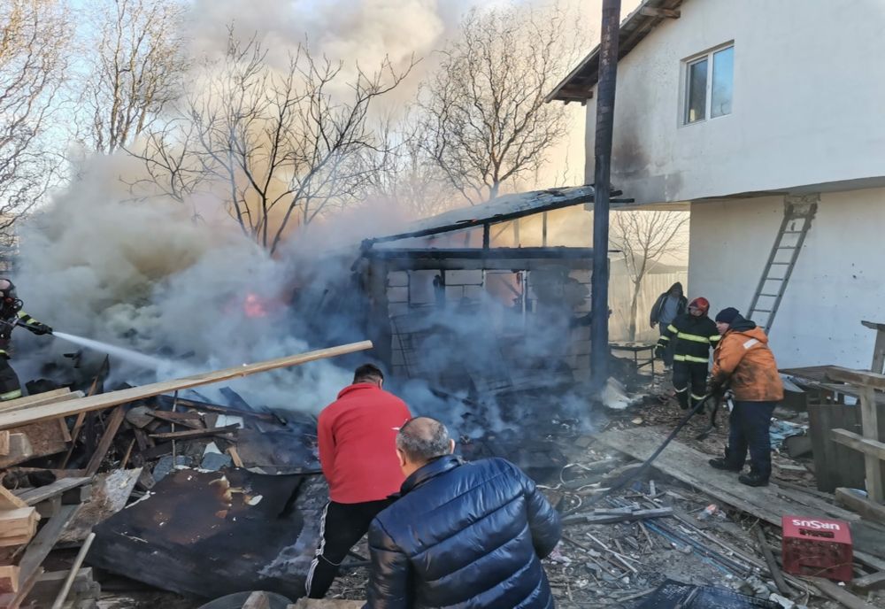 La un pas de dezastru: anexa unui restaurant în flăcări