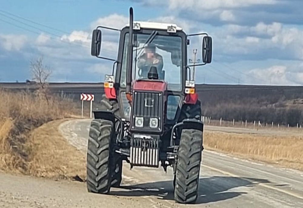 Tractor neînmatriculat descoperit în trafic