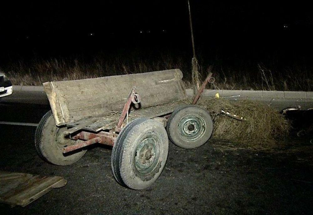 Căruță spulberată de o mașină pe drumul dintre Popeni și Zorleni
