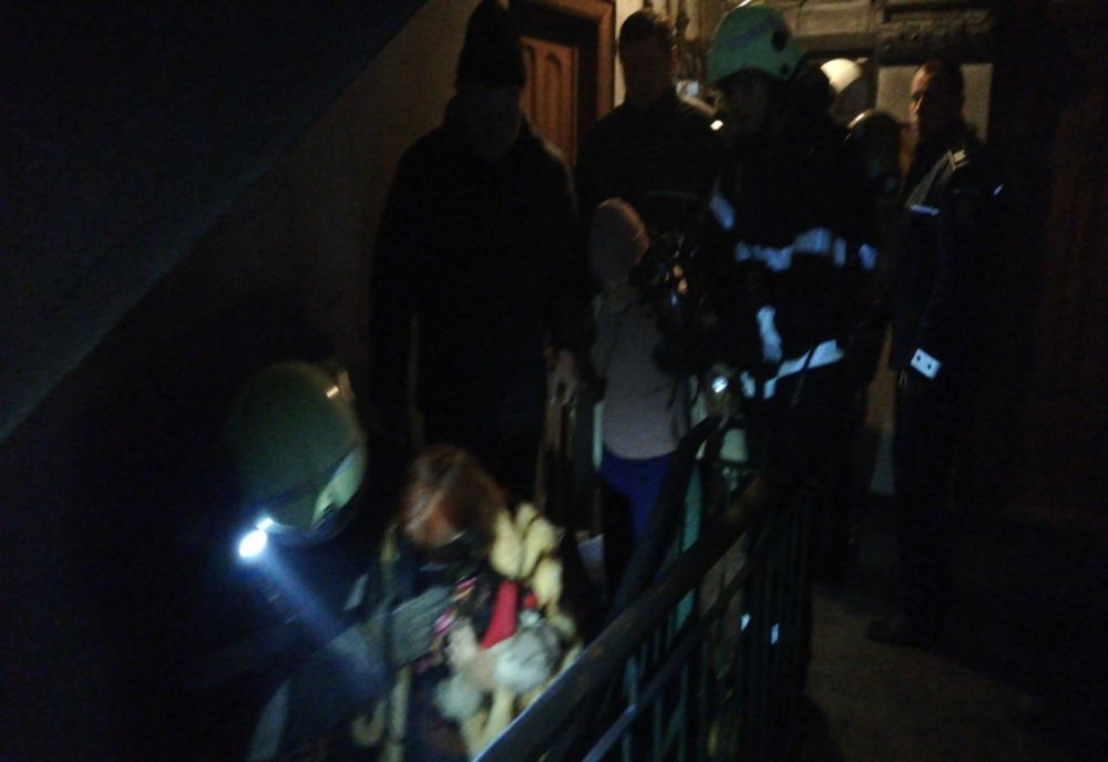 VIDEO - Bârlad:  70 de persoane au fost evacuate, iar 4 persoane au avut nevoie de îngrijiri medicale după un incendiu într-un bloc de locuințe sociale