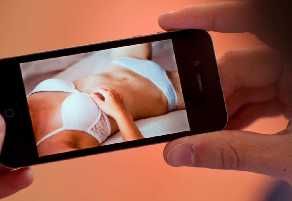 Doi tineri au cerut bani unei fete pentru a nu distribui pe internet o poză în care aceasta apărea într-o ipostază indecentă