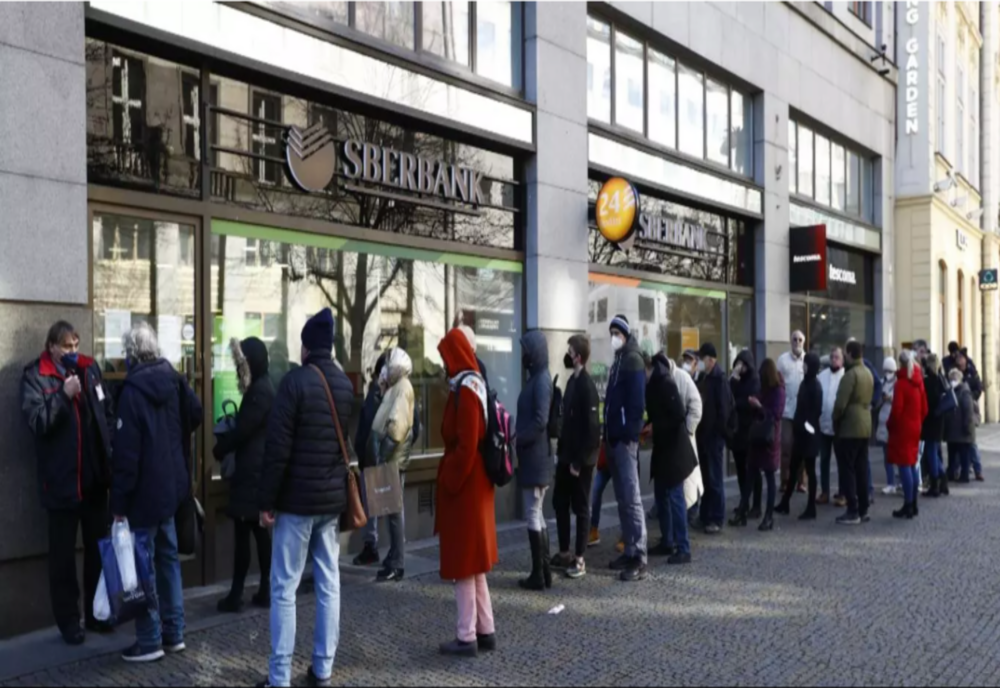 Din cauza sancțiunilor, rușii au luat cu asalt băncile și bancomatele