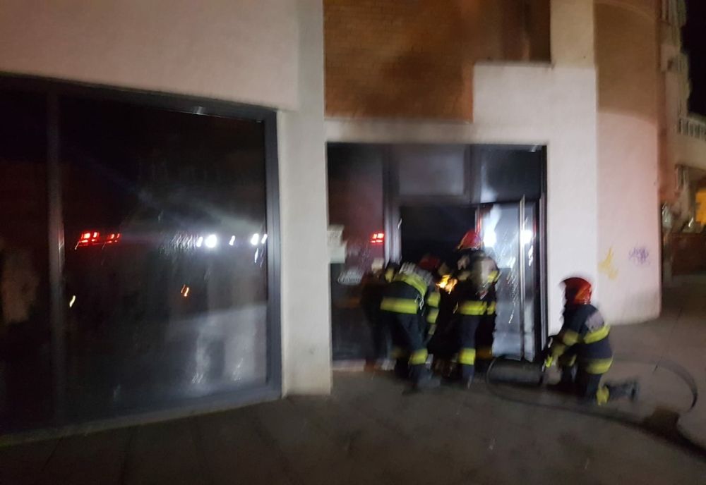 Haine în valoare de 20.000 de lei mistuite de flăcări într-un magazin din Bârlad