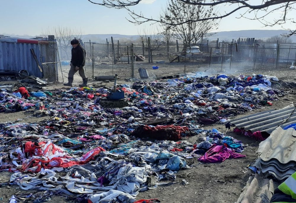 Incendiu la Băcăuani: o hală cu peste o tonă de deșeuri textile s-a făcut scrum