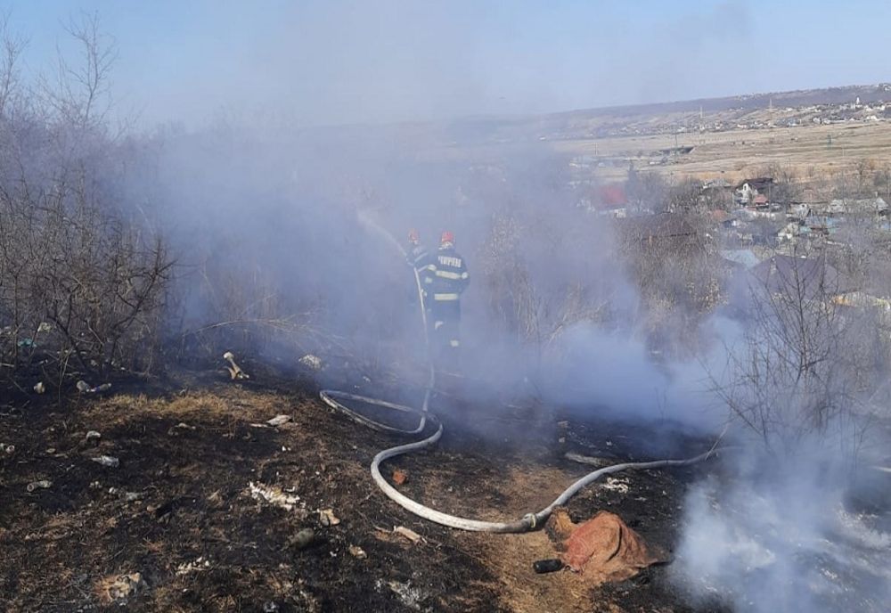 Peste 4000 mp de vegetație uscată și o tonă de deșeuri de hârtie, mistuite de flăcări în Vaslui