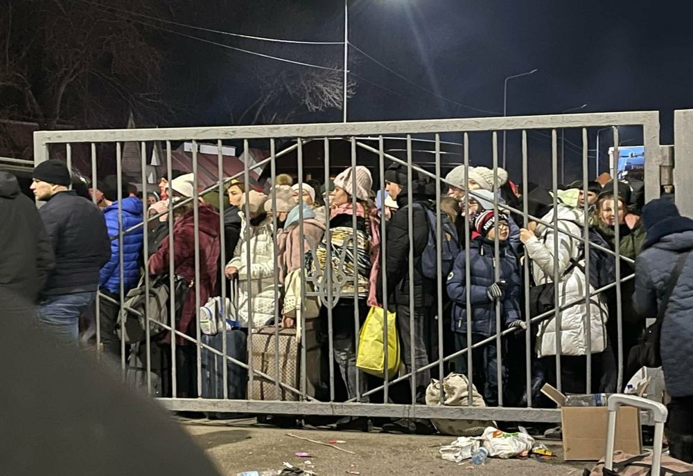 Autocarele cu refugiați, însoțite de polițiștii vasluieni