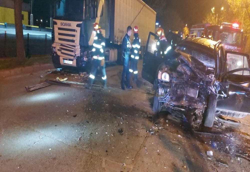 O tânără de 24 de ani, a ajuns inconștientă la spital după ce s-a izbit cu mașina de un TIR parcat