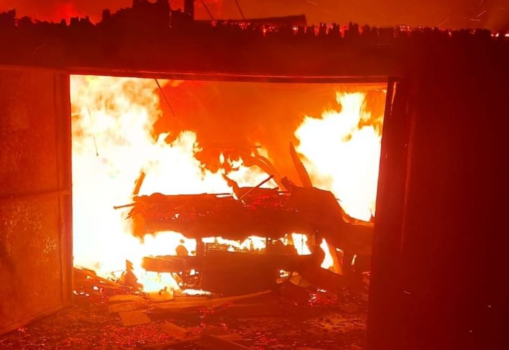 Peste 40 de tone de apă pentru stingerea unui incediu la Zăpodeni