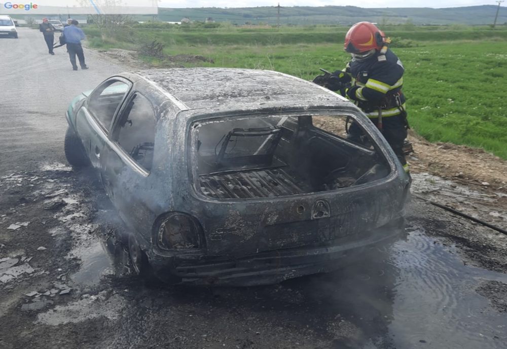 O mașină a luat foc în trafic la Muntenii de Jos