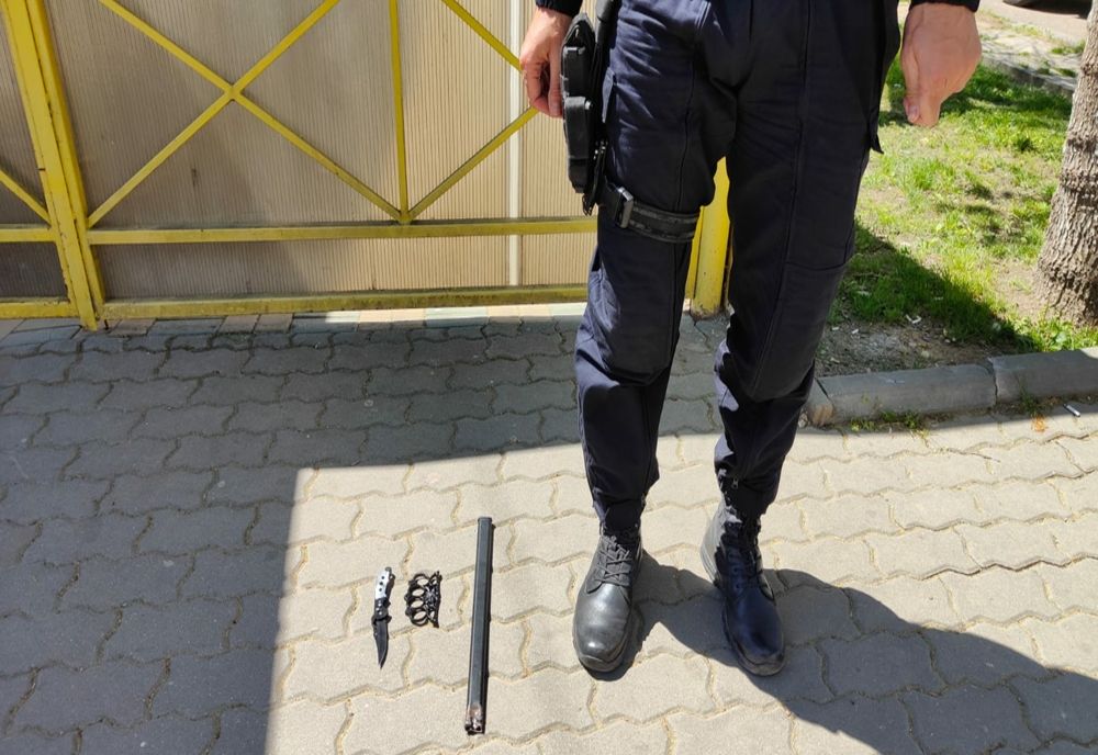 Obiecte interzise descoperite asupra a doi tineri care doreau să asiste la un meci de fotbal