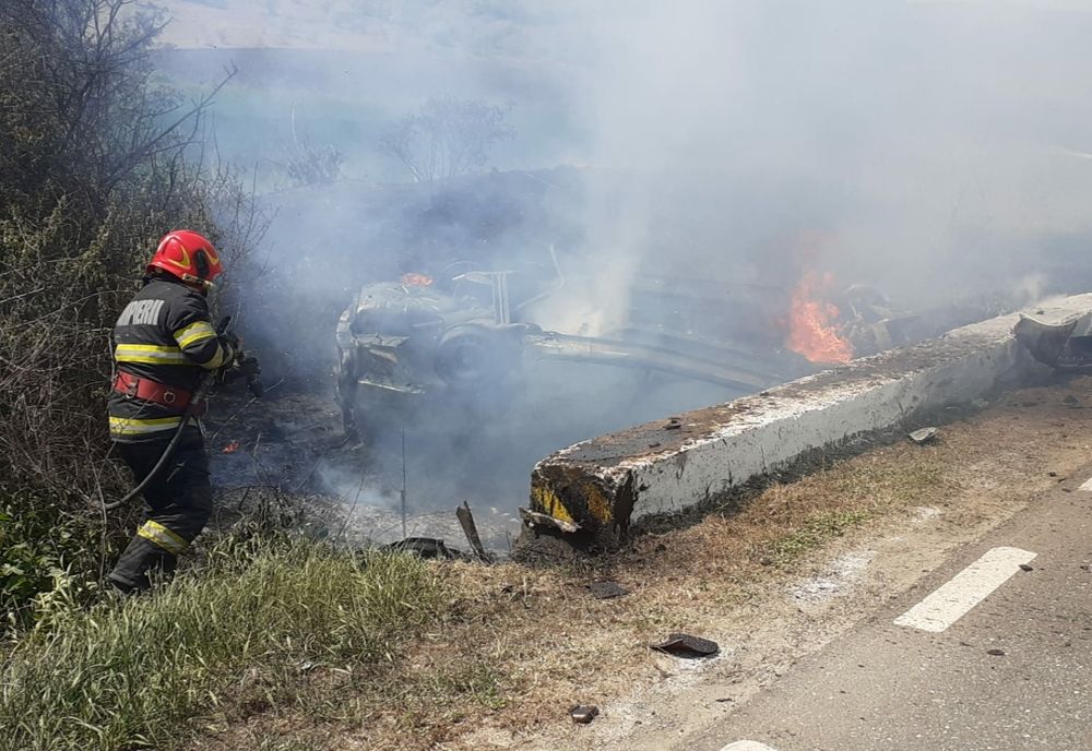 A lovit un cap de pod, s-a răsturnat, apoi autoturismul a luat foc!