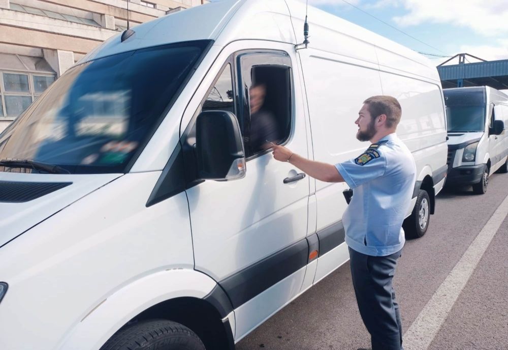 Conducea un microbuz, fără permis de conducere