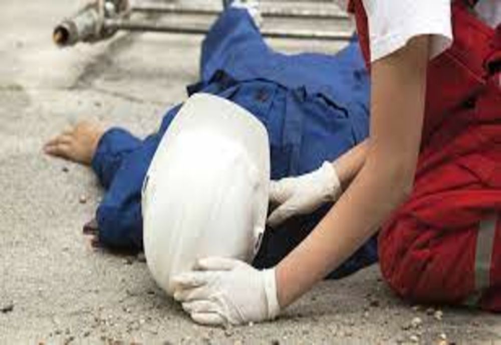 Strivit de grindă! Bărbatul era la lucru